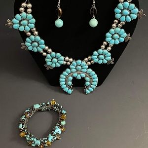 Stunning Boho/Native American Style Turquoise necklace, bracelet & earrings.